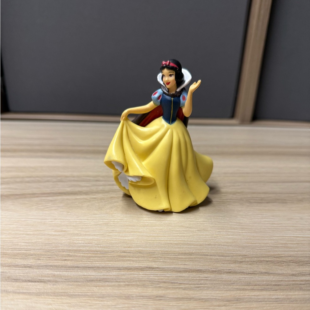 Snow White Vintage Figurine with Yellow Dress - Picture 1 of 5